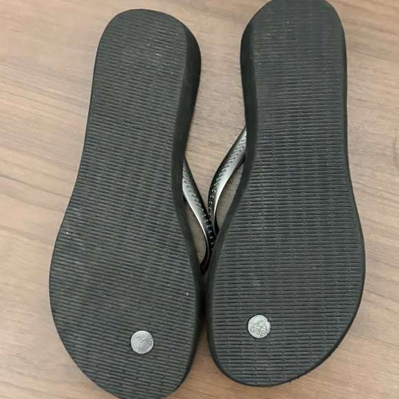 Havaianas NWOT Low Wedge Flip Flops Silver Leopard Print Black Size 9/10 - Picture 4 of 4